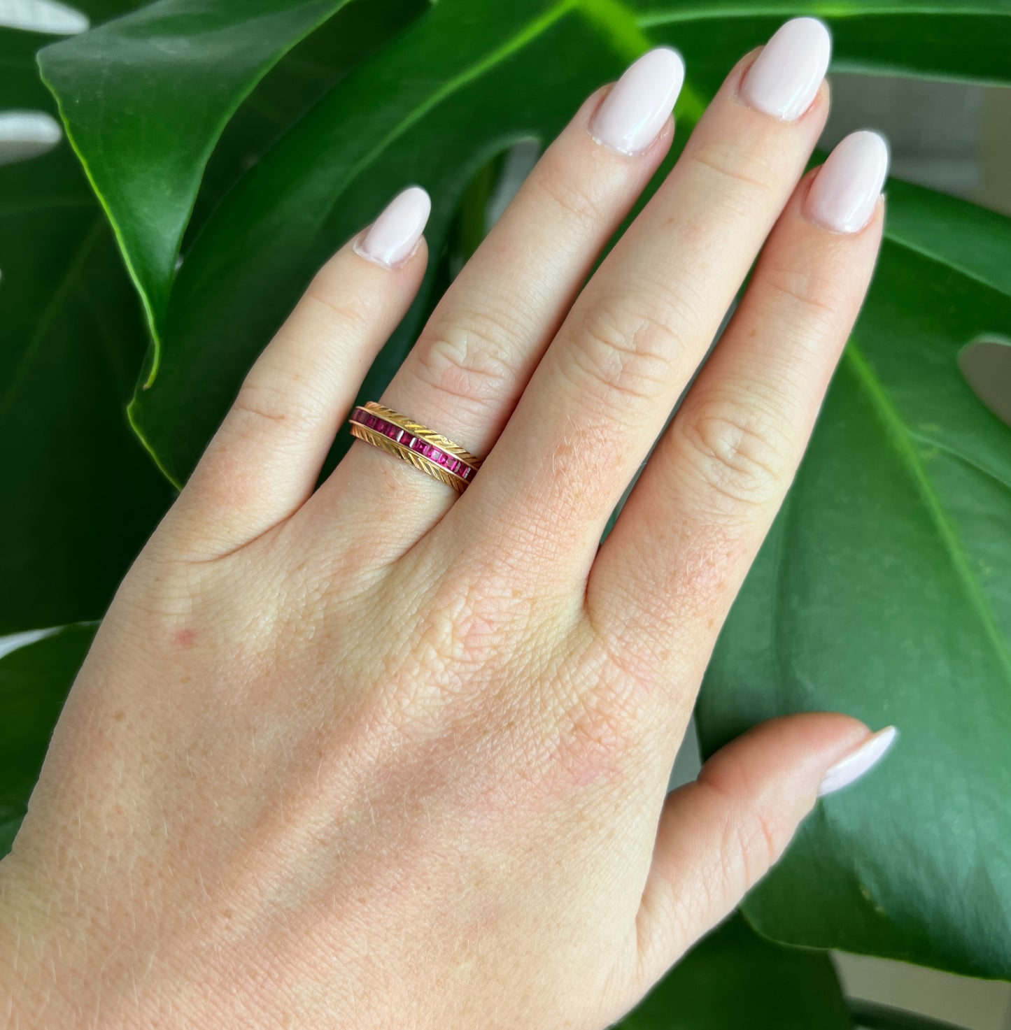 alliance or 18. carats rubis femme, portée