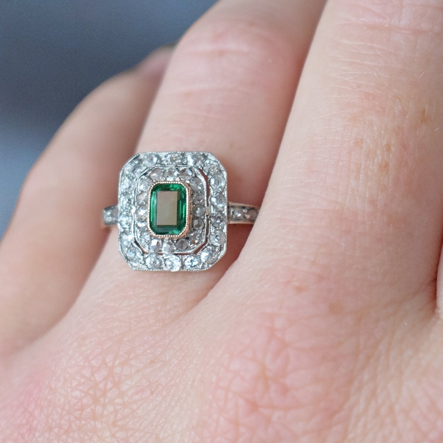 bague-ancienne-emeraude-diamants-pour-femme-porte2