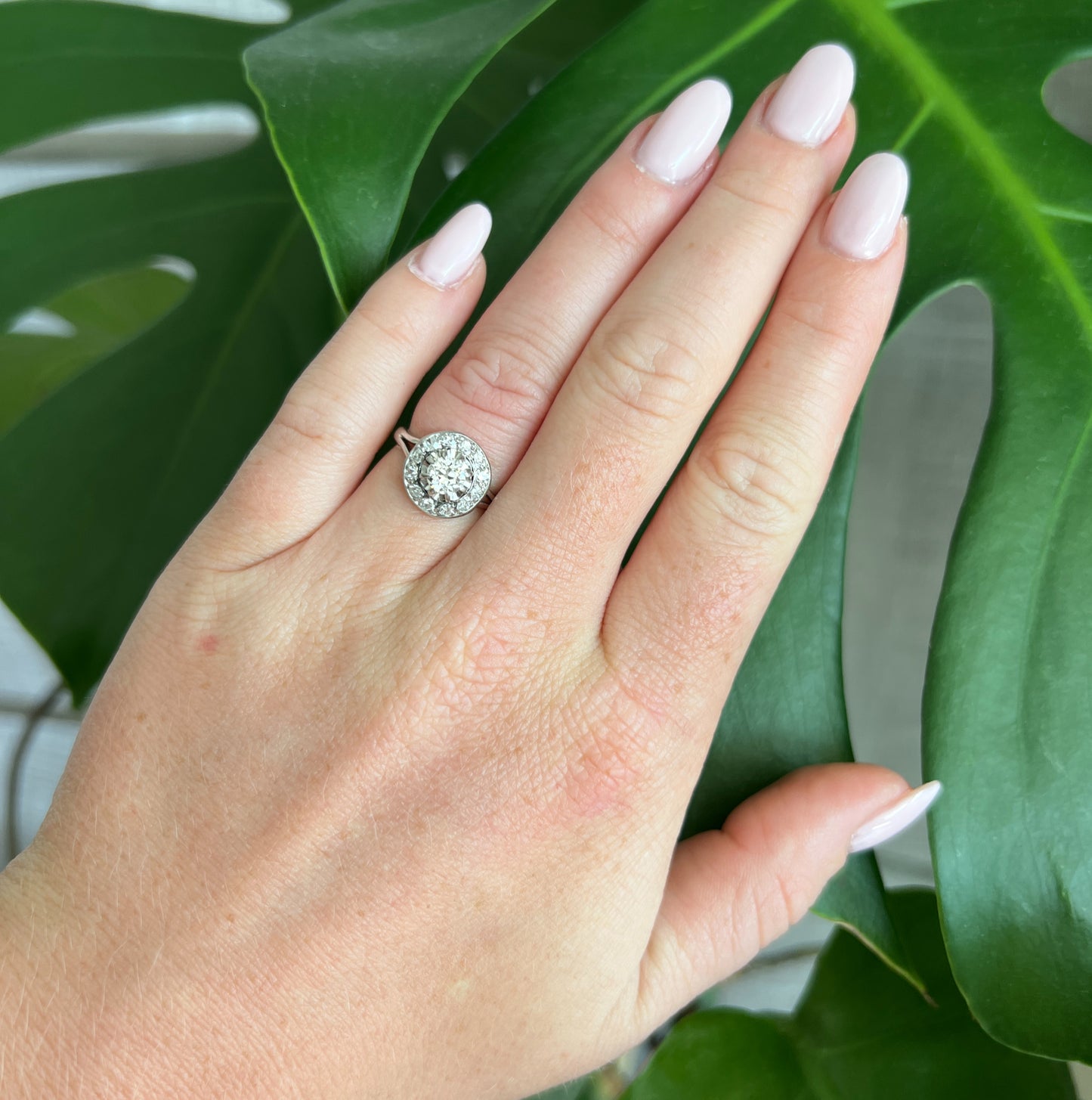 bague vintage rétro or 18 carats diamants, portée