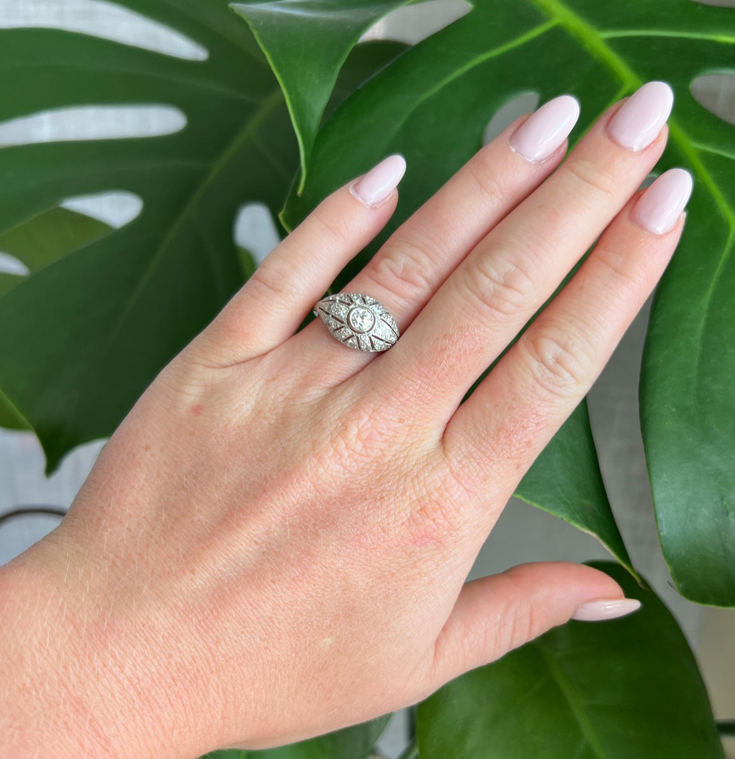 bague art deco platine diamants femme, porté