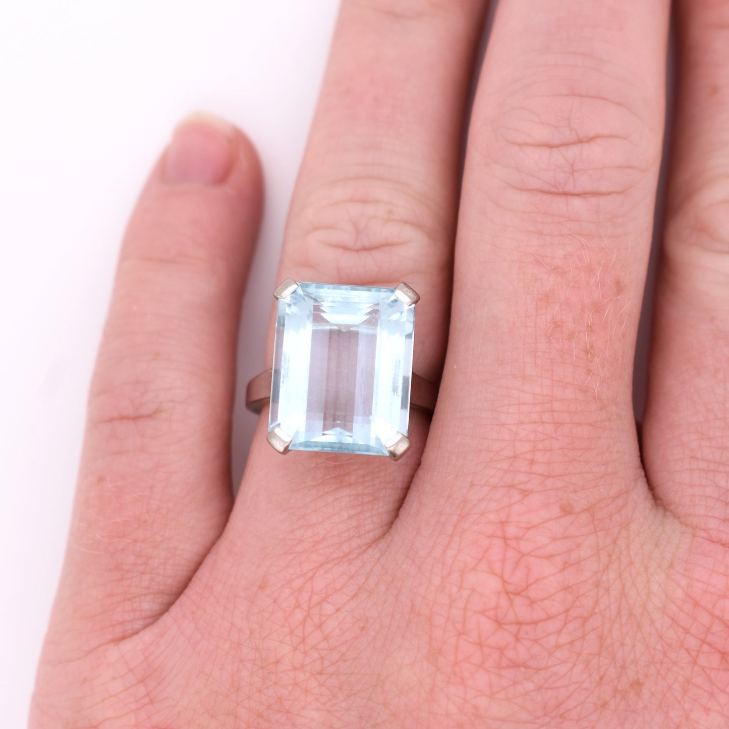 bague cocktail vintage or 18 carats et aigue marine, portée