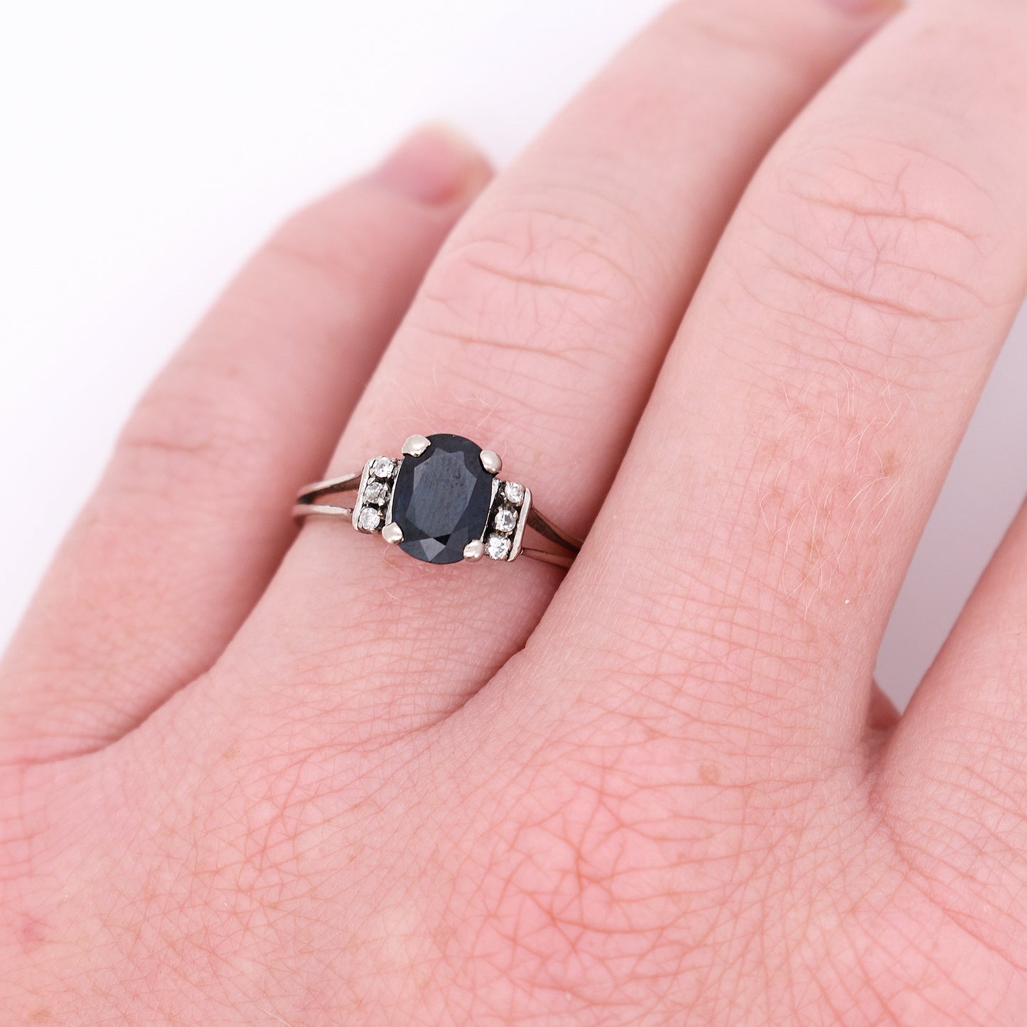 bague vintage or 18 carats saphir et diamants, portée
