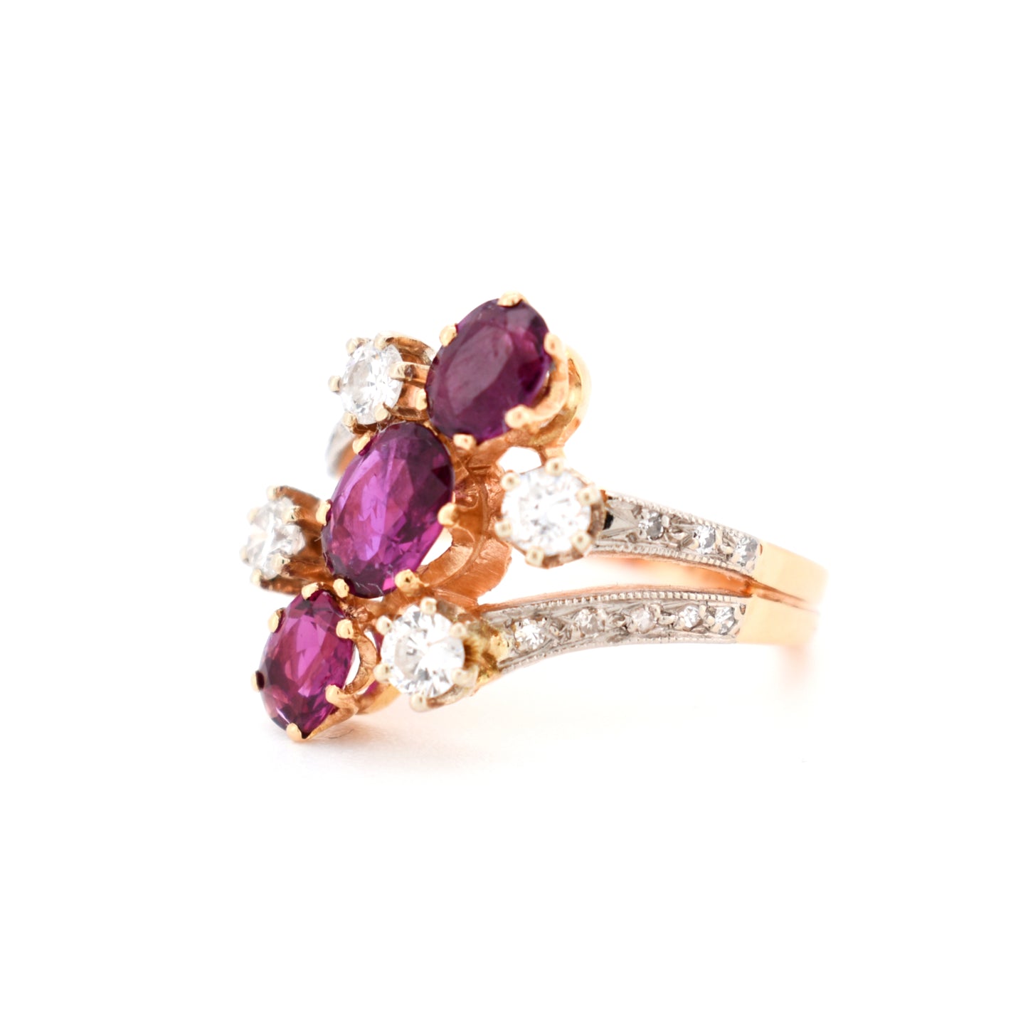 bague vintage style belle époque or en 18 carats, rubis naturels et diamants, de gauche