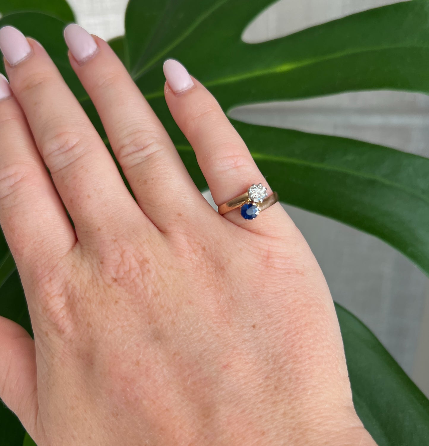 bague ancienne toi et moi or 18 carats saphir et diamants belle époque, portée
