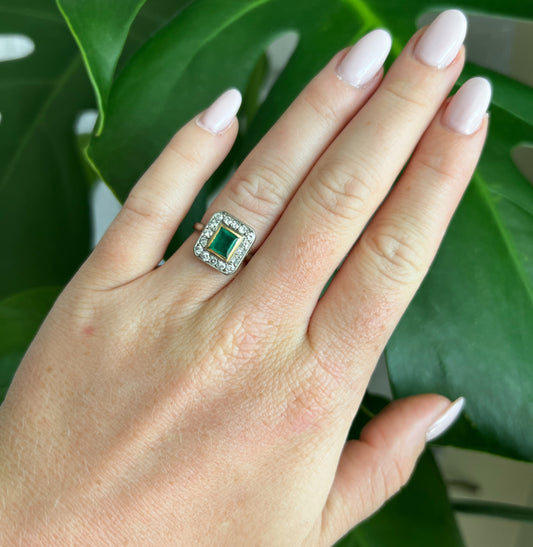 Bague Femme Vintage Or 18 carats émeraude diamants, portée