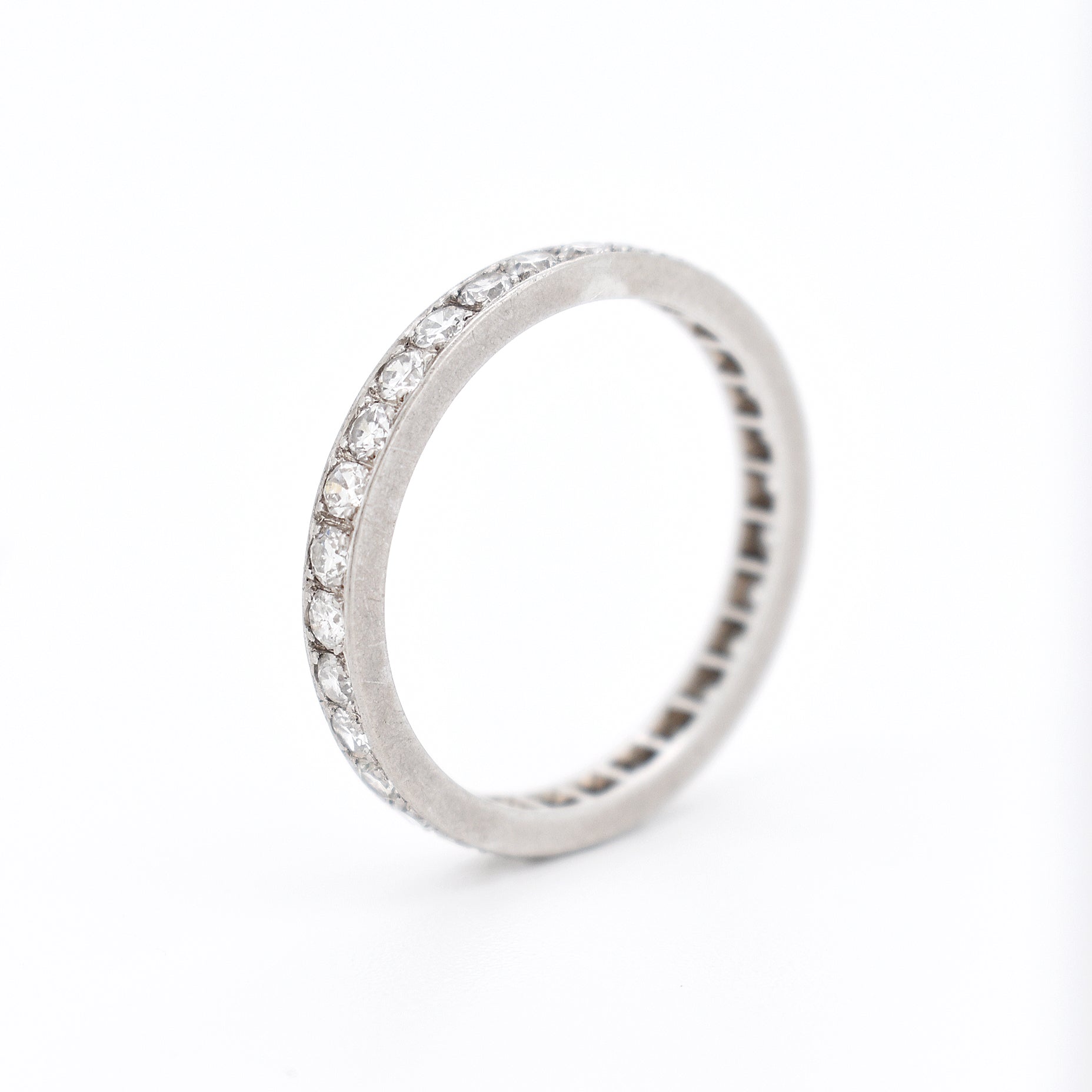 alliance art deco mariage femme diamants, debout