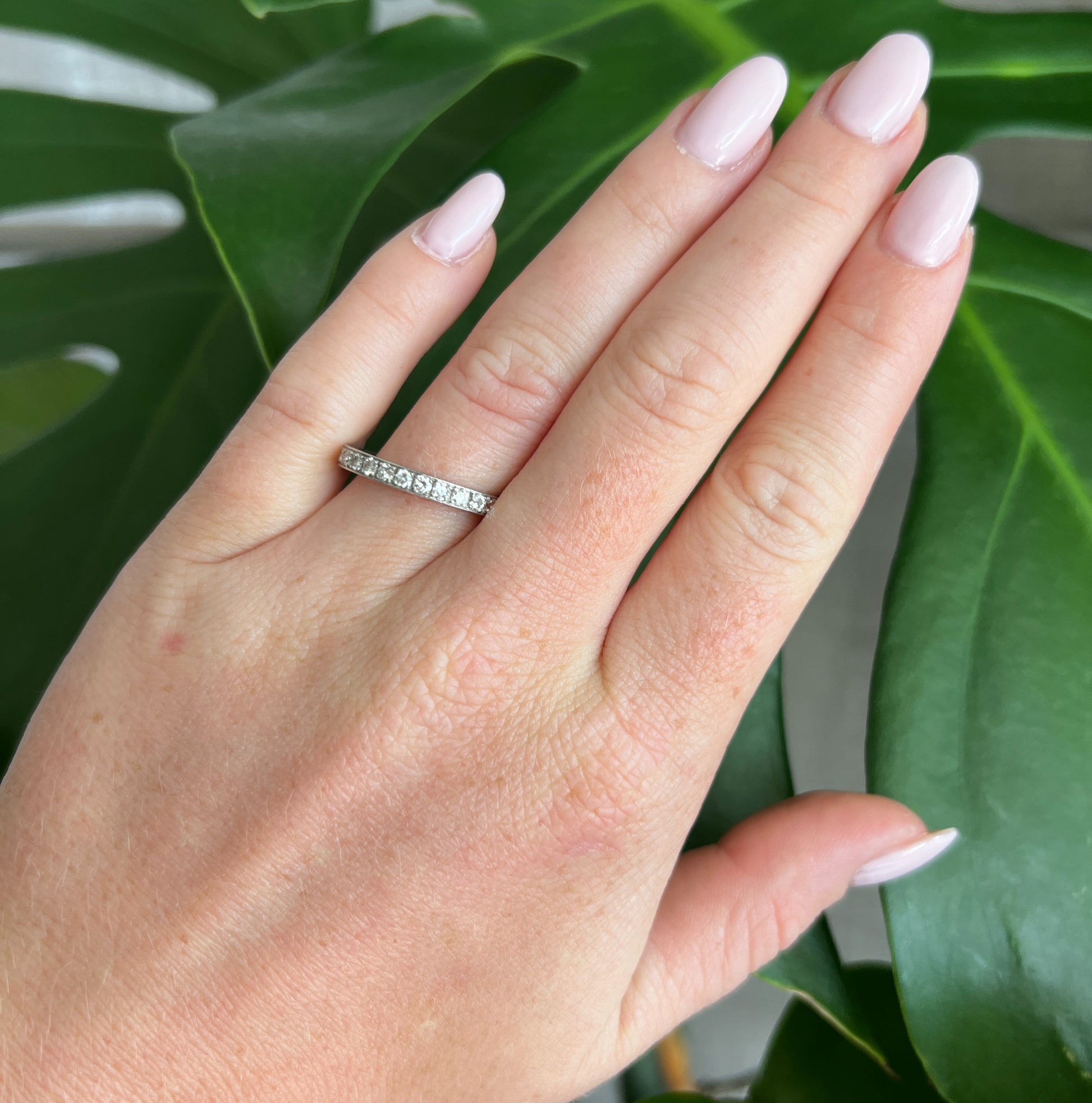 alliance art deco mariage femme diamants, portée