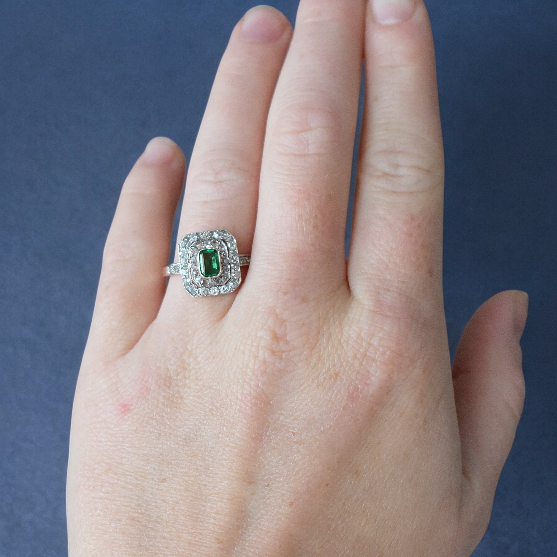 bague-ancienne-emeraude-diamants-pour-femme-porte