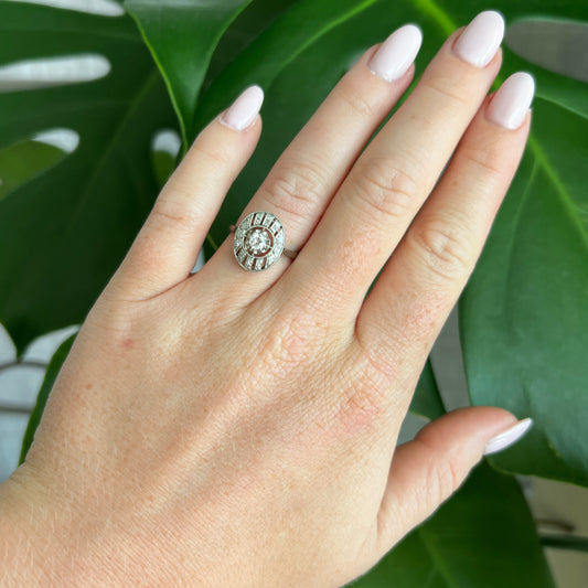 bague art deco or 18 carats diamants femme, portée