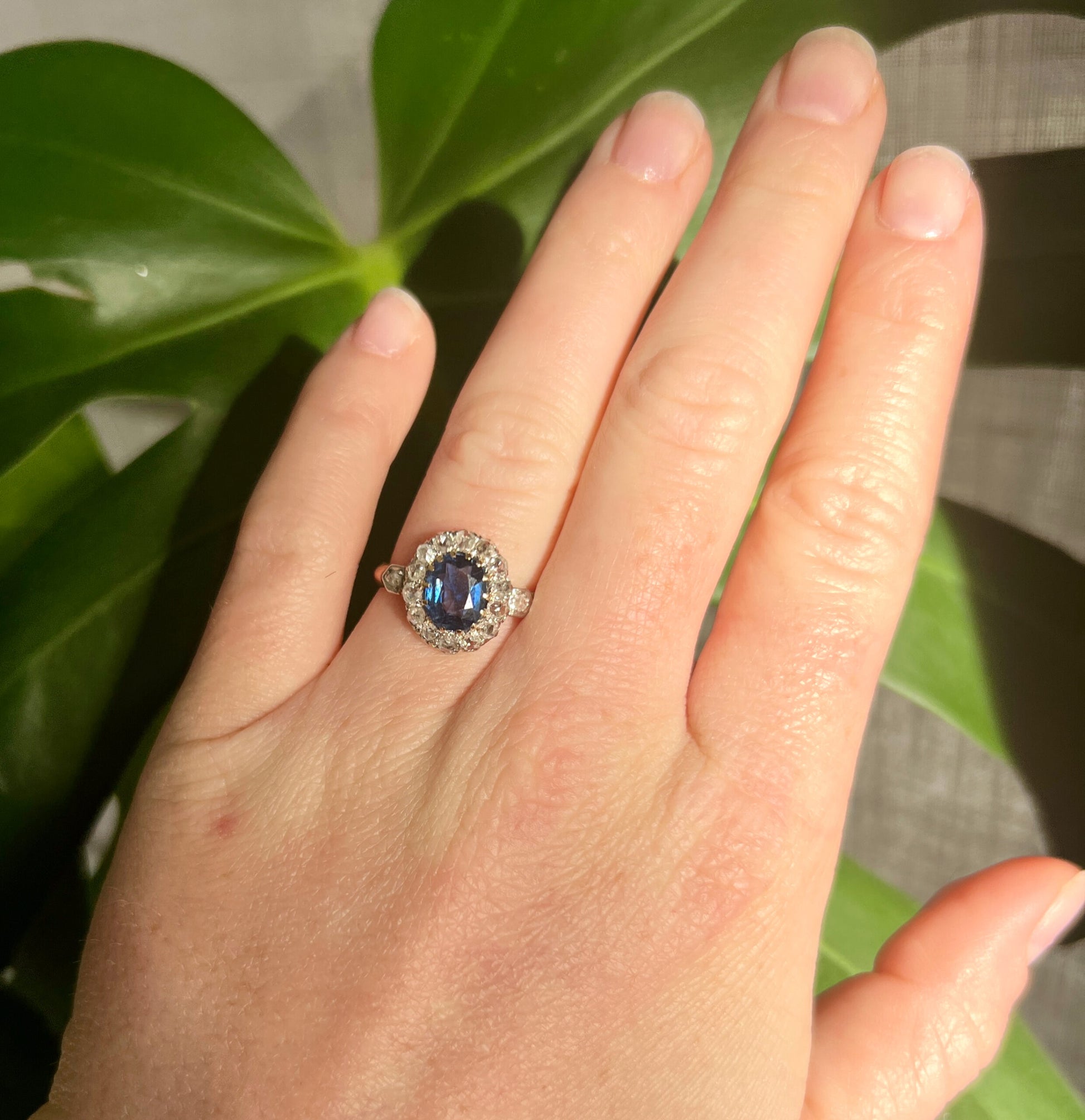 bague de fiançailles ancienne belle époque or saphir naturel diamants, portée