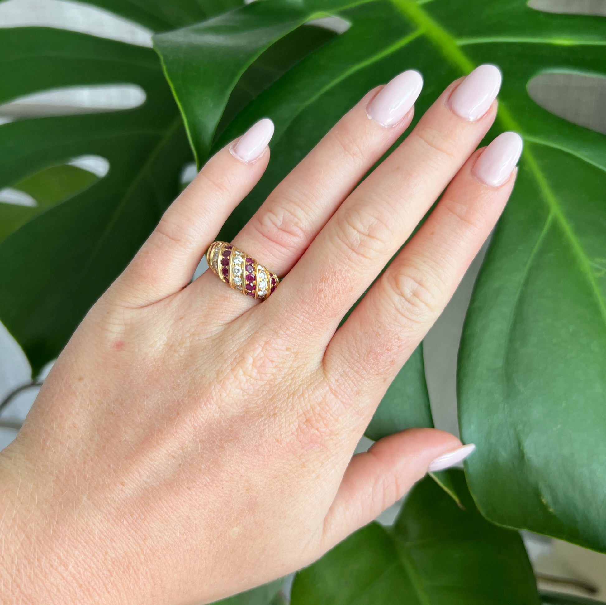 bague jonc or 18 carats rubis diamants femme, portée