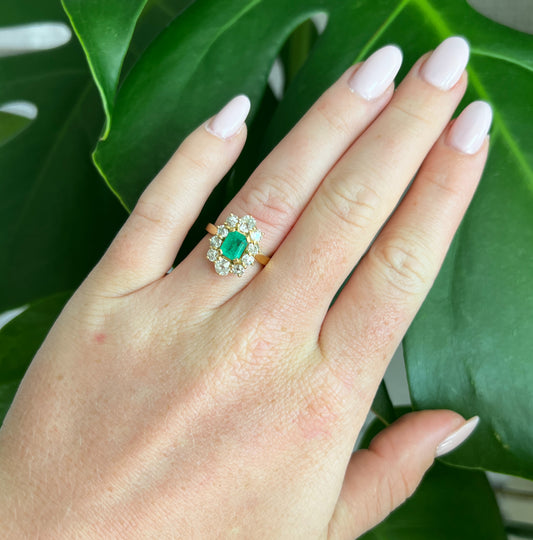 bague marguerite vintage femme or 18 carats émeraude diamants, portée