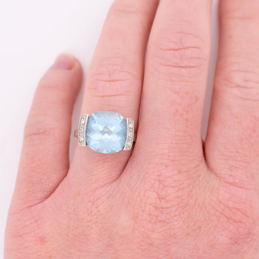 bague or blanc 18 carats topaze et diamants, portée