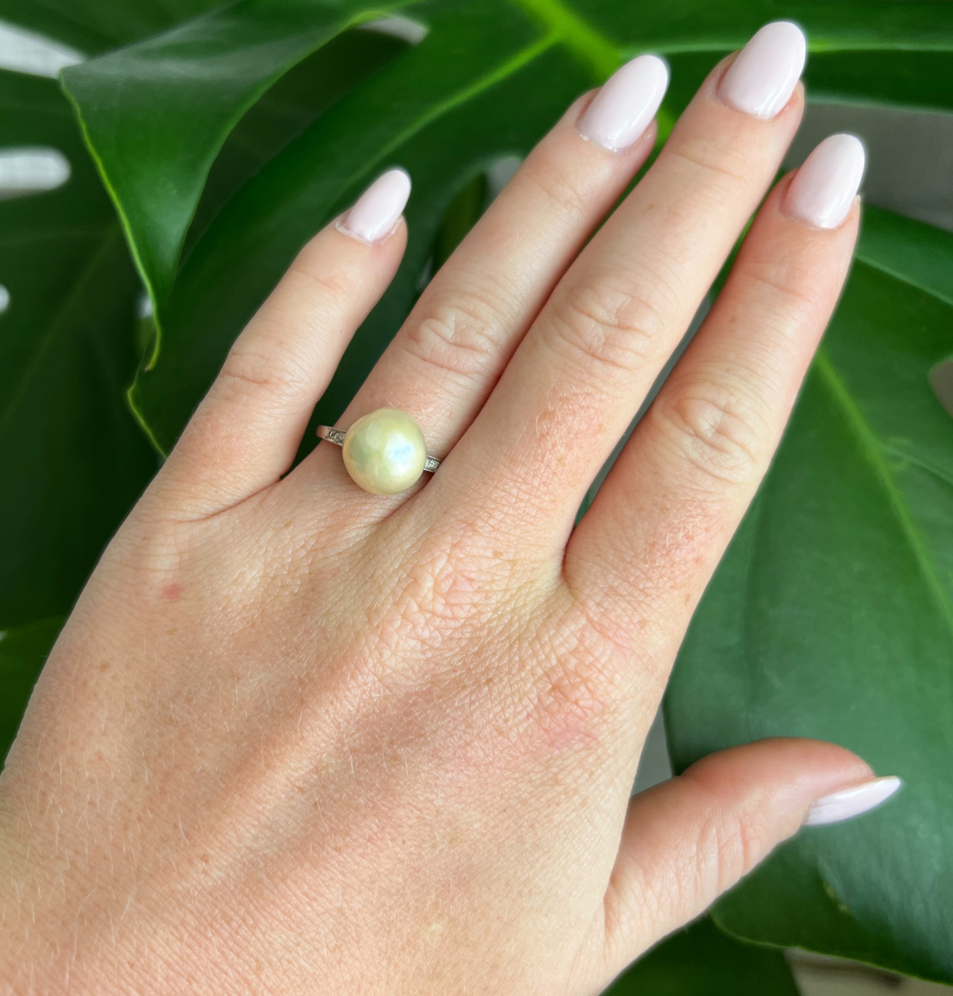 bague femme perle mabé et diamants ancienne, portée